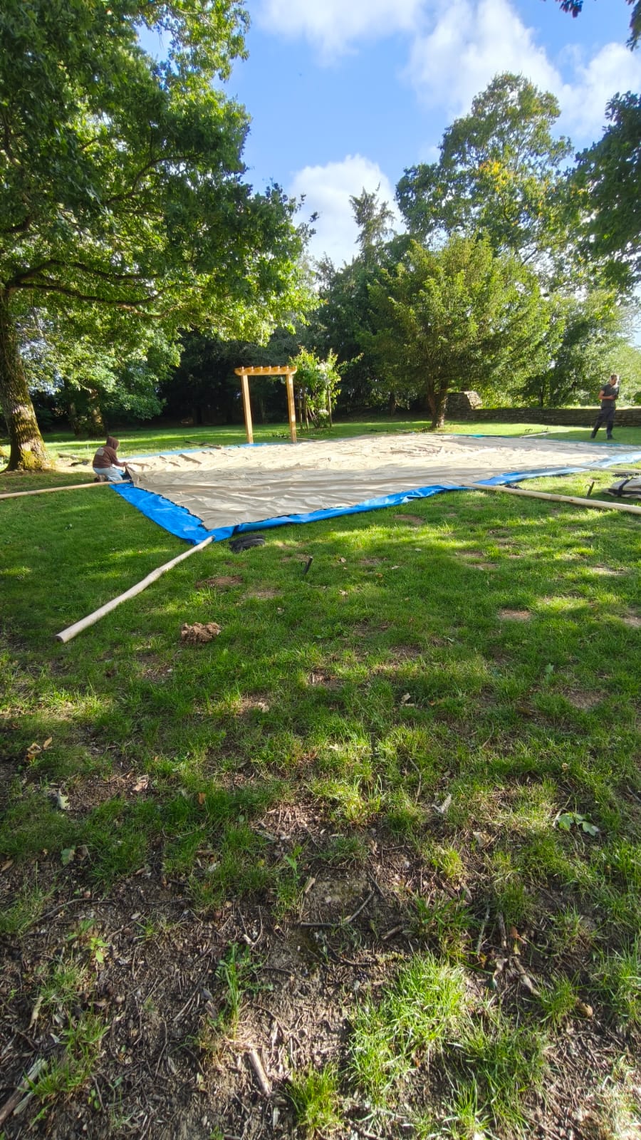 Détail de montage d'une tente stretch avec mâts et toile tendue pour réception